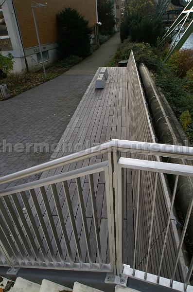 Thermoesche Wuppertal.JPG - Sitzbank in Wuppertal aus Thermoesche Bodendielen 40 x 133 mm, Lehne 40 x 50 glatt gehobelt